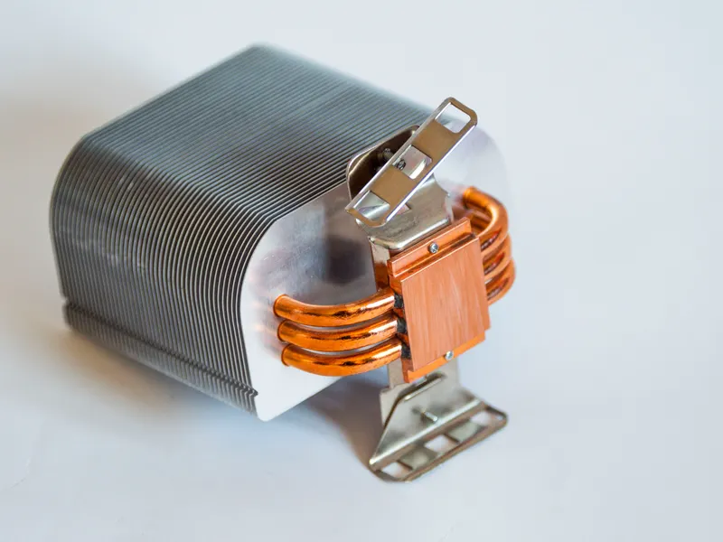 Aluminium heatsink with copper heat pipes – thermal management application